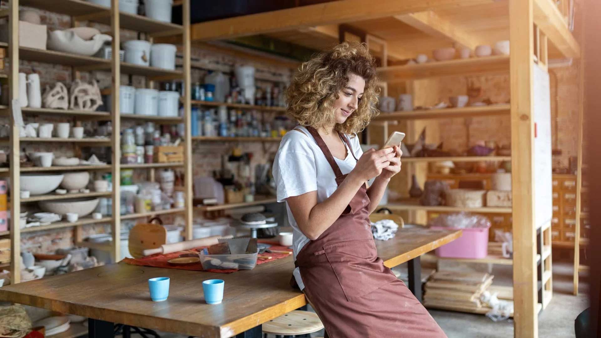 Person entrepreneur in a studio with a phone