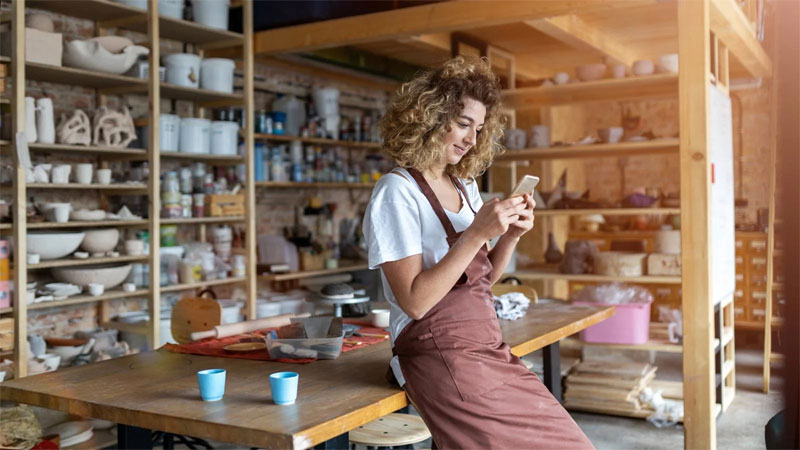Person entrepreneur in a studio with a phone