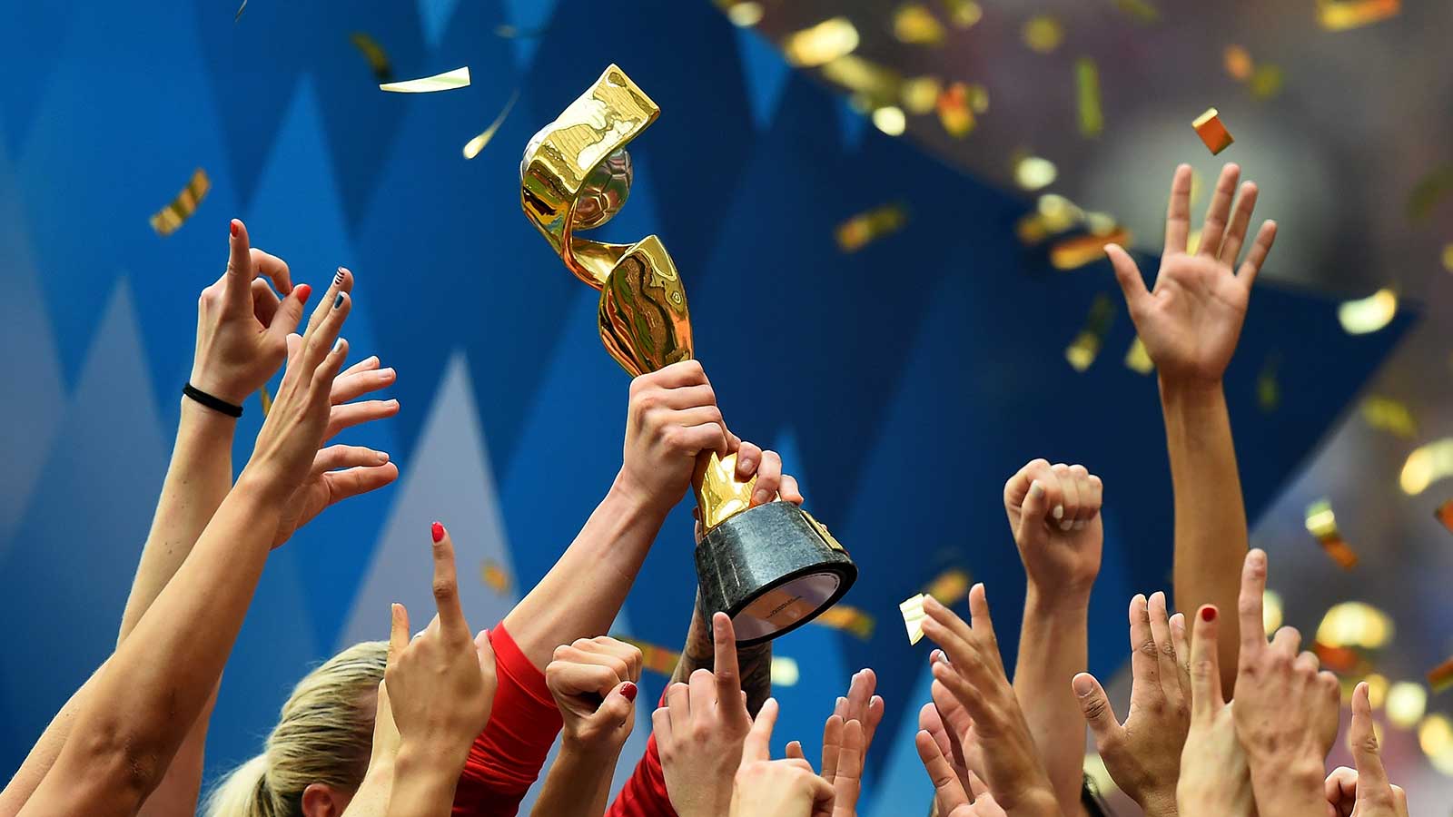 Mulheres erguendo troféu de Copa do Mundo FIFA